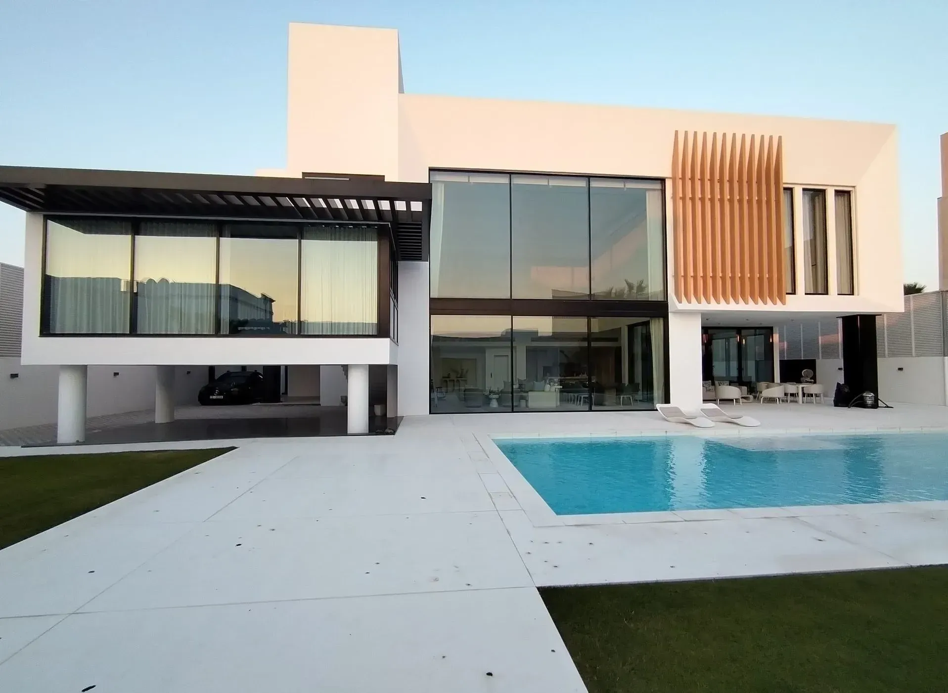 Modern Dubai villa with floor-to-ceiling aluminium sliding doors and pool terrace