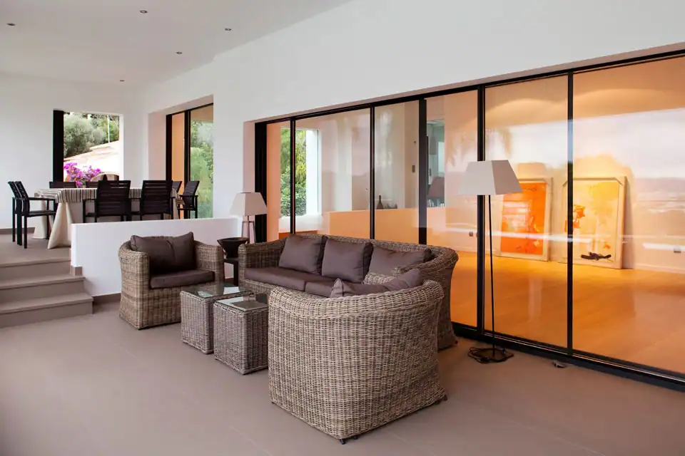 Seating arranged along a wall of slim-framed aluminium sliding doors, the position where the inner glass surface temperature most affects comfort